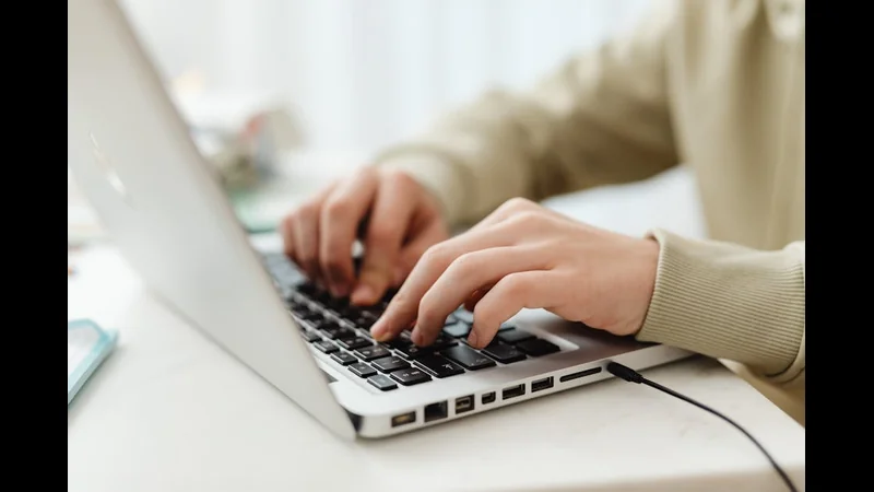 How to Choose the Best Laptop for Work or Gaming - Hardware Tech illustration