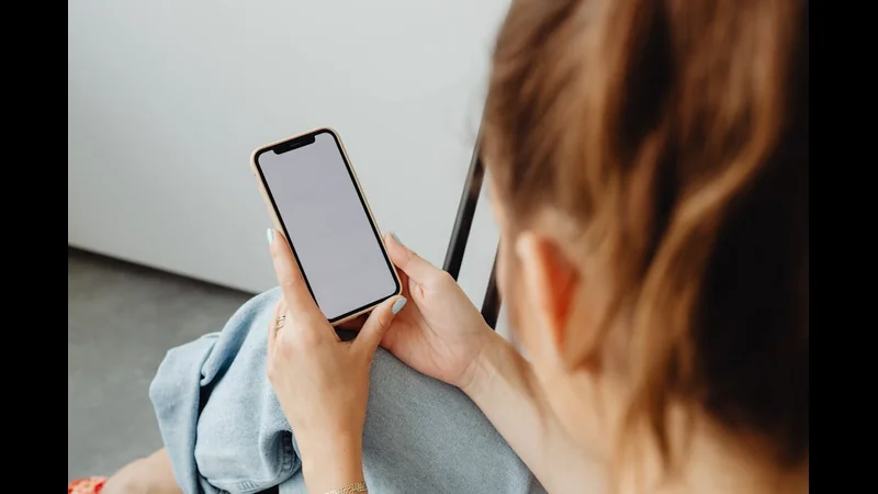 How 5G Actually Works (And Why It Still Matters in 2026) - Mobile Tech illustration